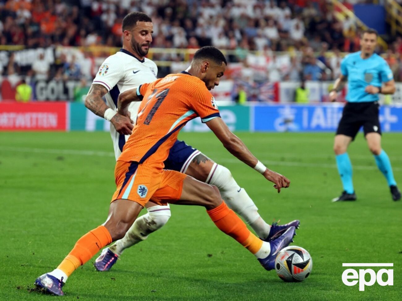 Англичане (в белом) вырвали победу, пропустив первыми