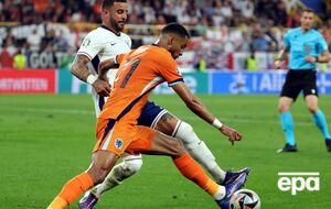 Англичане (в белом) вырвали победу, пропустив первыми