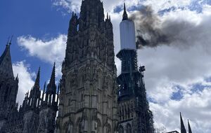 На шпиле велись строительные работы