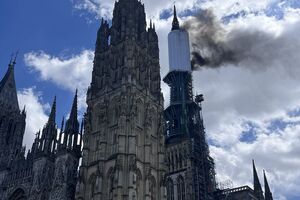 На шпилі вели будівельні роботи