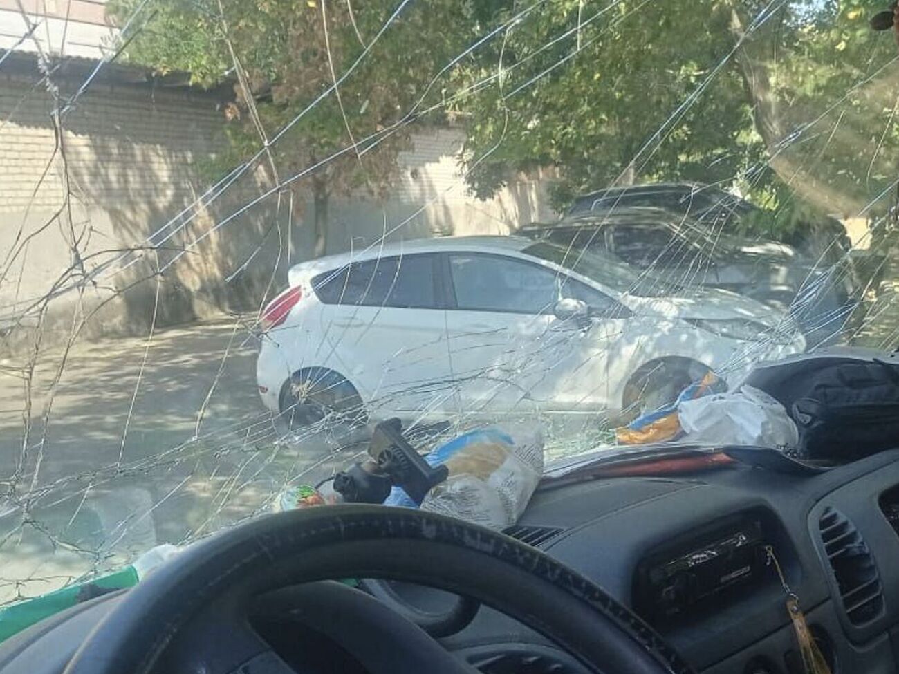 В Станиславе оккупанты ударили из беспилотника по автомобилю, который вез гуманитарную помощь, отметили в ОВА