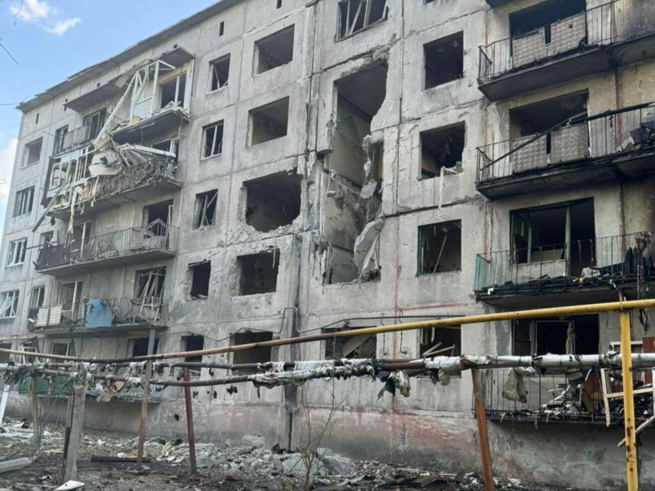 Через російський подвійний удар по житловому кварталу Мирнограда поранення дістало 13 осіб, зазначили в ДСНС