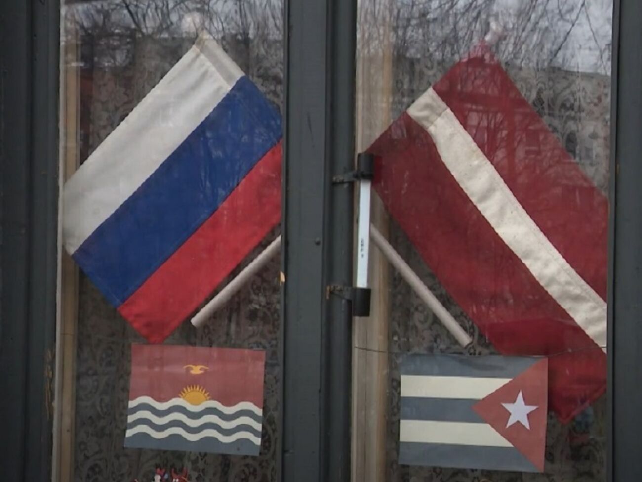 Російський прапор Крейле вивішувала, зокрема, у вікнах