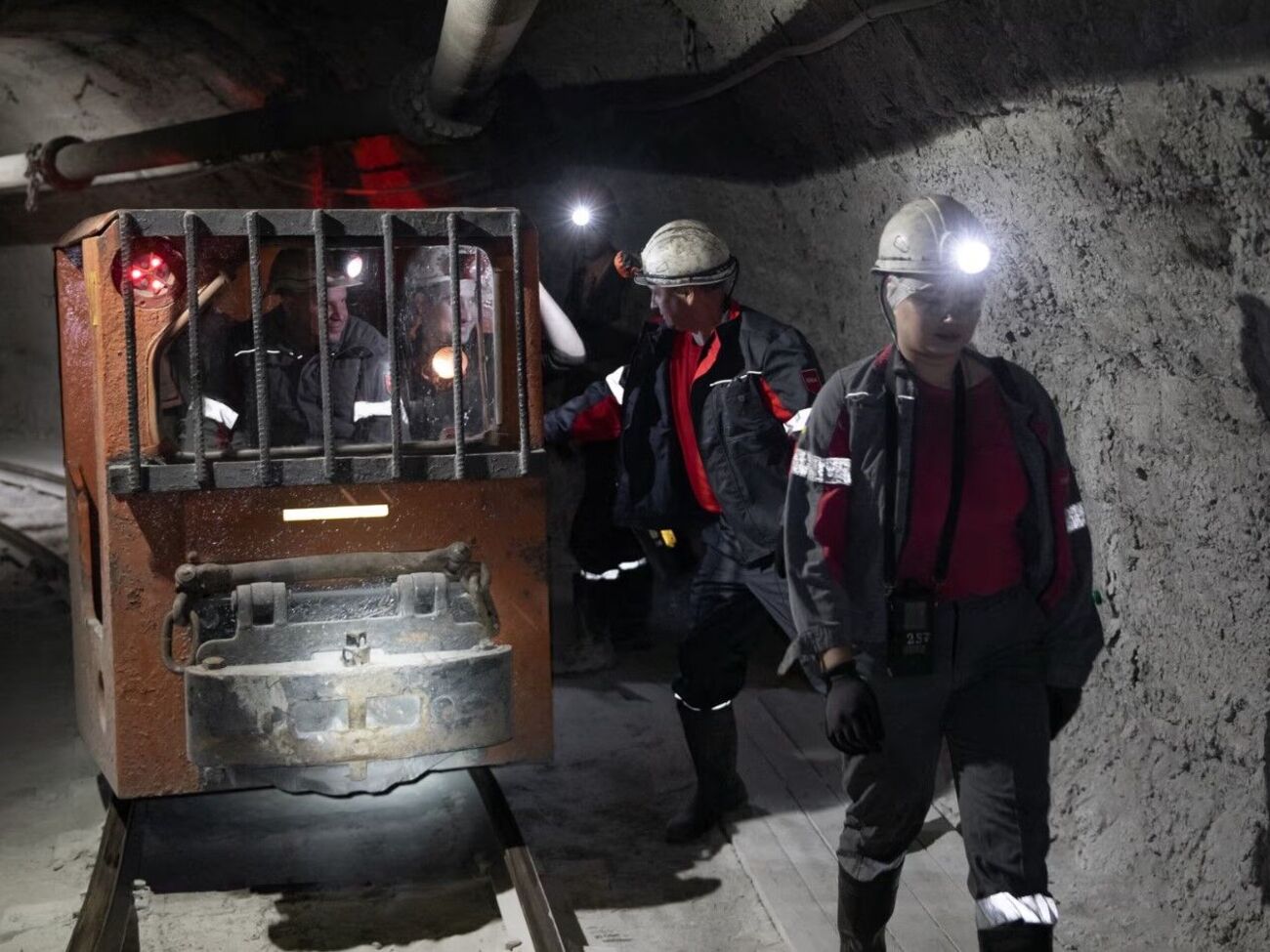 Український уряд скасував закон, який раніше забороняв жінкам працювати у "шкідливих або небезпечних" умовах, зазначають журналісти