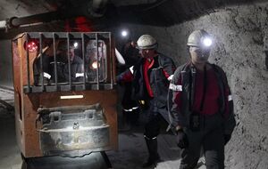 Український уряд скасував закон, який раніше забороняв жінкам працювати у "шкідливих або небезпечних" умовах, зазначають журналісти