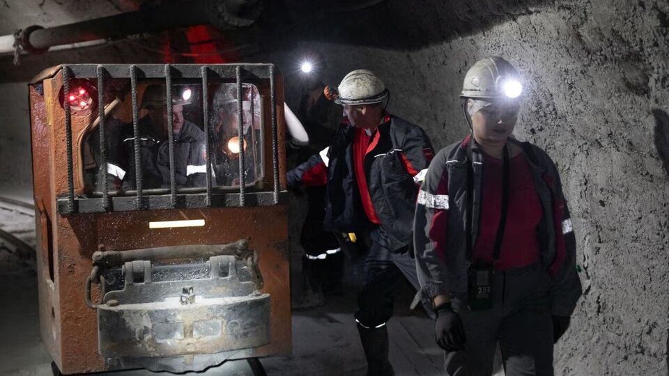 Український уряд скасував закон, який раніше забороняв жінкам працювати у "шкідливих або небезпечних" умовах, зазначають журналісти