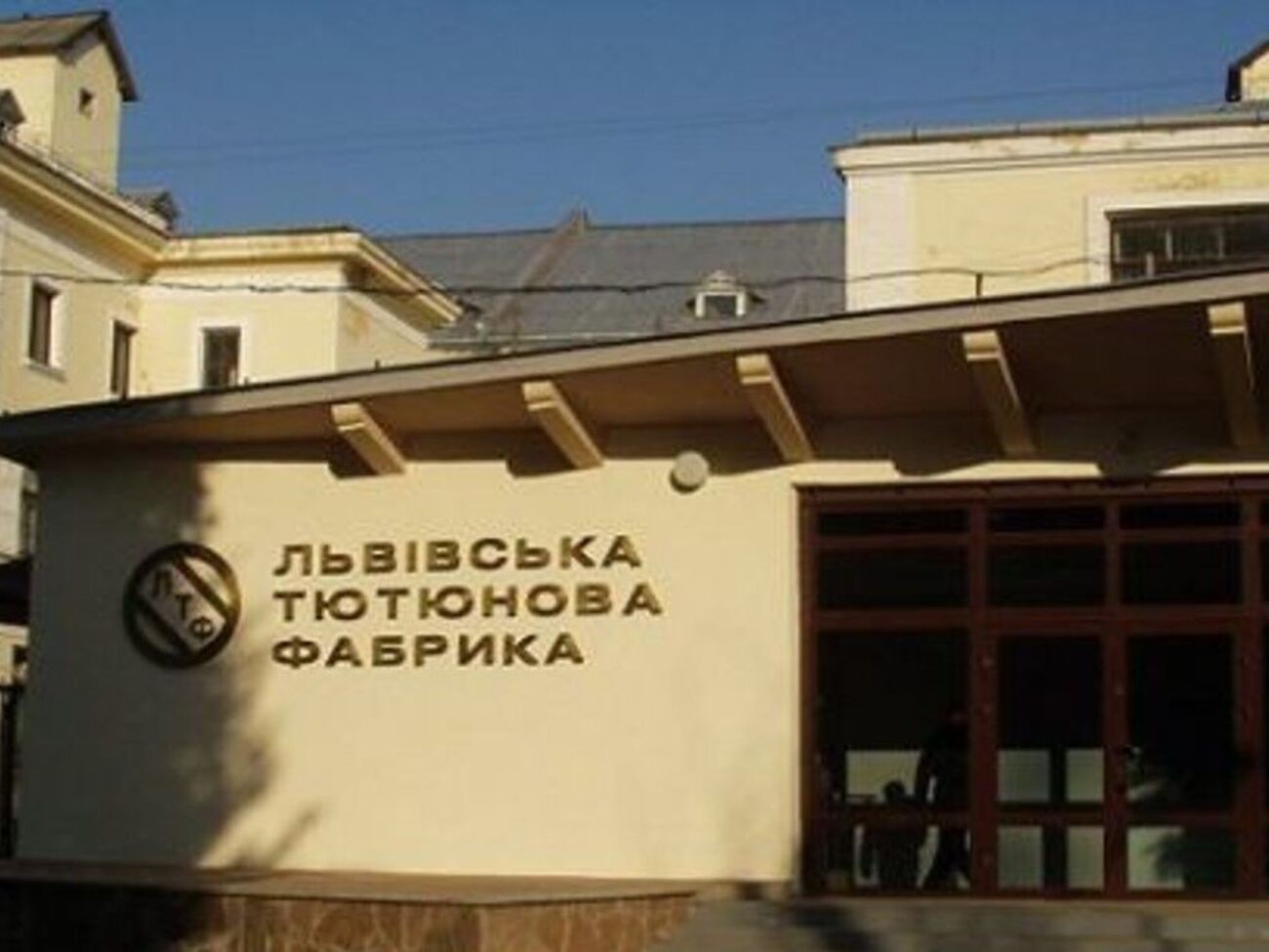 Приблизно 50 осіб спортивної зовнішності силою витісняли правоохоронців із території фабрики