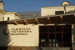 Приблизно 50 осіб спортивної зовнішності силою витісняли правоохоронців із території фабрики