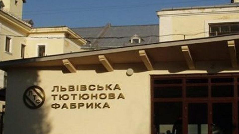 Приблизно 50 осіб спортивної зовнішності силою витісняли правоохоронців із території фабрики