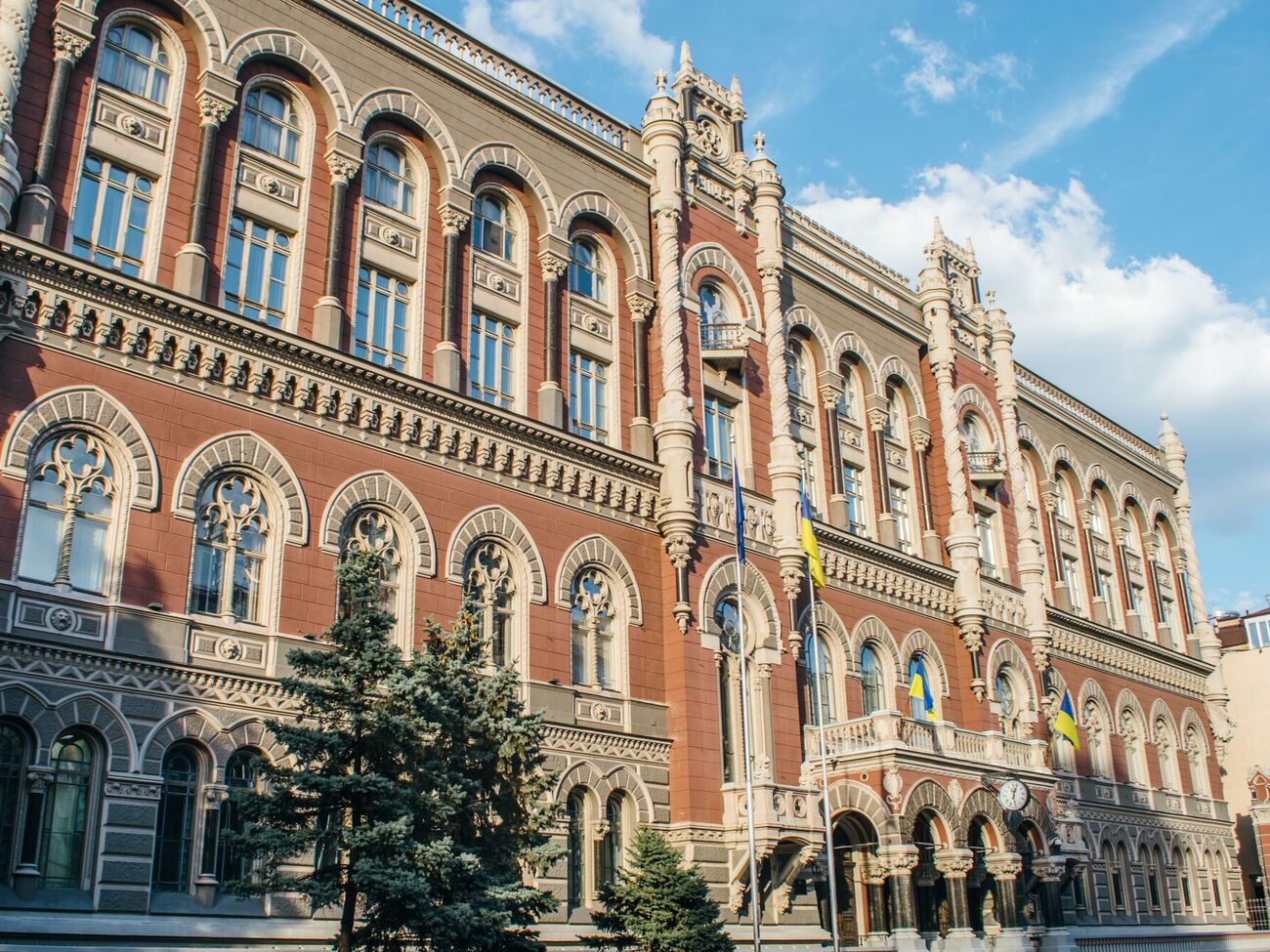 Із 3 жовтня 2023-го Нацбанк запровадив режим "керованої гнучкості" обмінного курсу