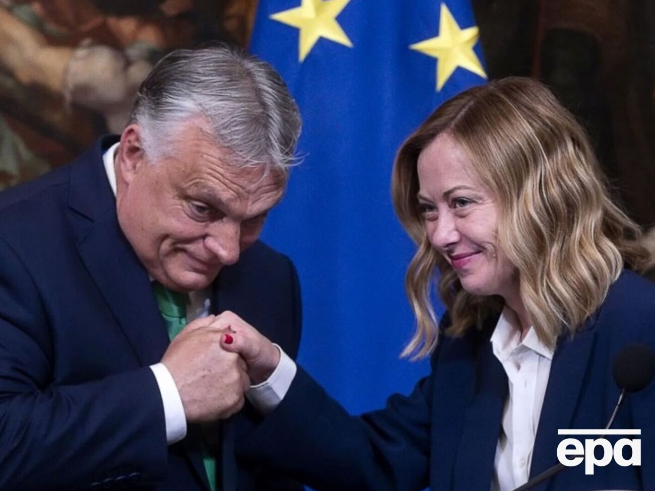 На вірусному фото Орбана було зафіксовано спиною до Мелоні