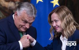 На вірусному фото Орбана було зафіксовано спиною до Мелоні