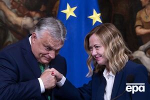 На вірусному фото Орбана було зафіксовано спиною до Мелоні