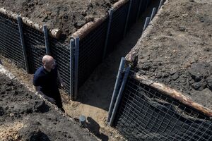 Шмыгаль осмотрел процесс постройки фортификаций в ходе поездки в Харьковскую область