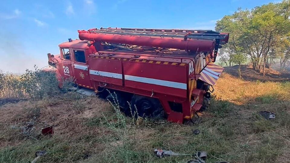 Унаслідок російської атаки пошкоджено автомобіль рятувальників з Нікополю, зазначили у ДСНС