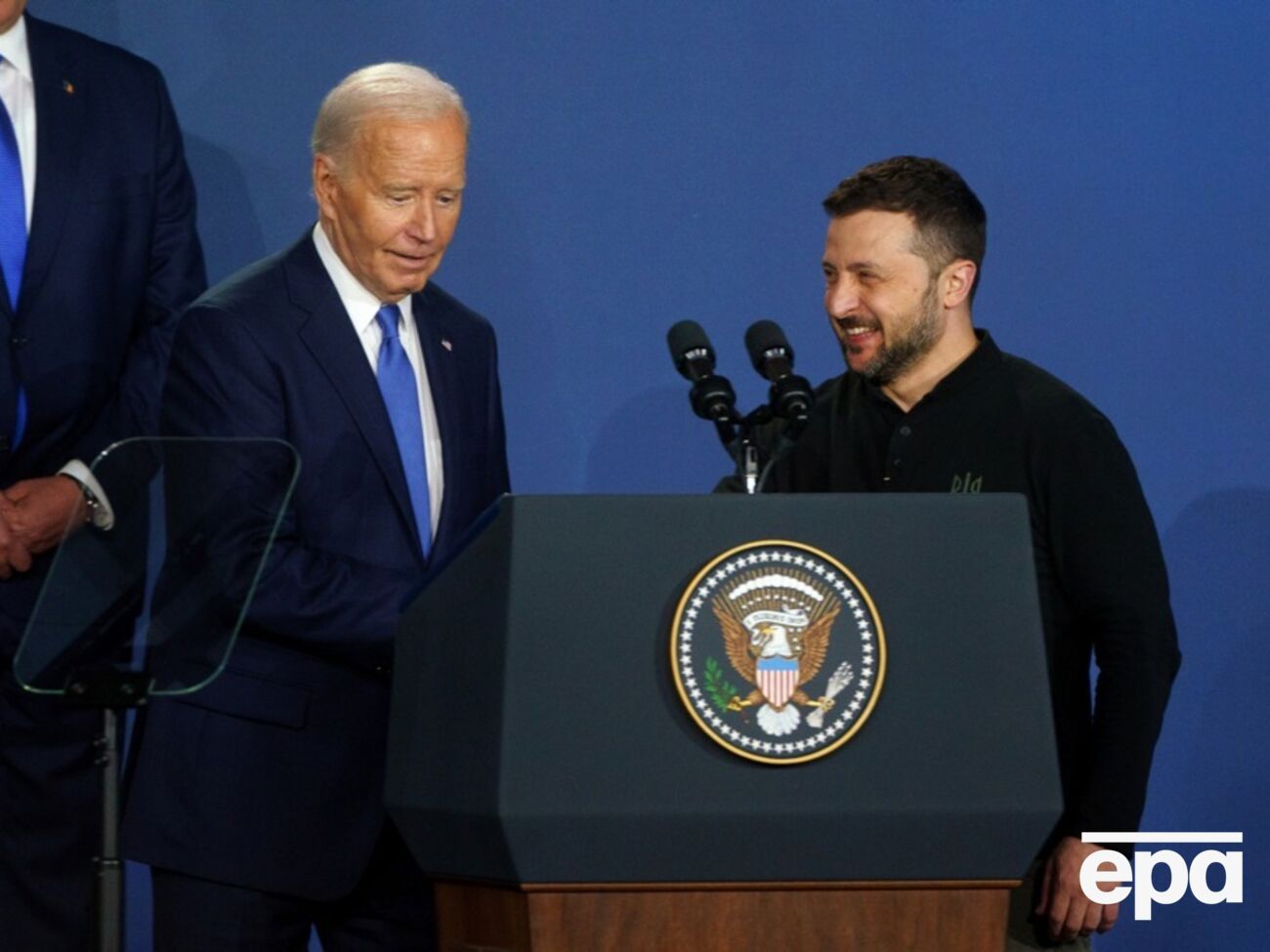 Байден після засідання ради Україна – НАТО, передаючи слово Зеленському, відрекомендував його як "президента Путіна"