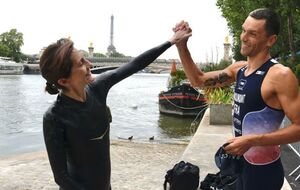 Удеа-Кастеру во время заплыва сопровождал один из знаменосцев французской делегации на Паралимпийских играх