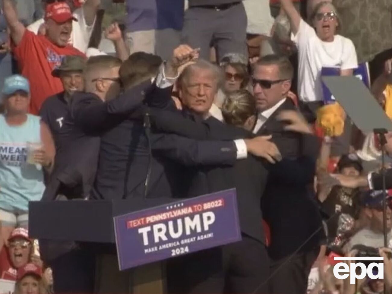 Трампа спешно вывели со сцены сотрудники спецслужбы