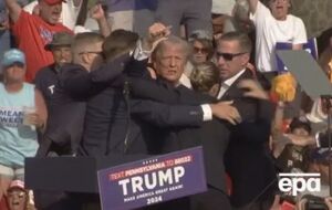 Трампа спешно вывели со сцены сотрудники спецслужбы