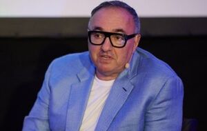 Два фото Трампа, сделанные после выстрелов. На первом – шокированный человек, на втором – политик, мгновенно понявший, что угроза миновала, а шанс появился