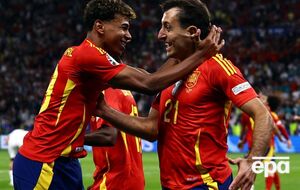 Сборная Испании выиграла у англичан со счетом 2:1