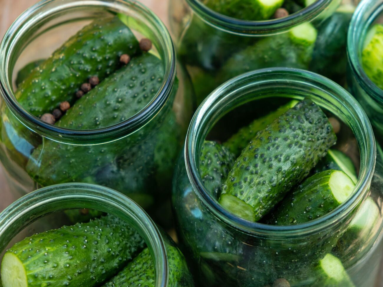 Банки з огірками накрийте ковдрою, перекинувши кришками донизу. Залиште на кілька днів