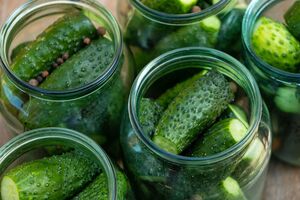 Банки з огірками накрийте ковдрою, перекинувши кришками донизу. Залиште на кілька днів