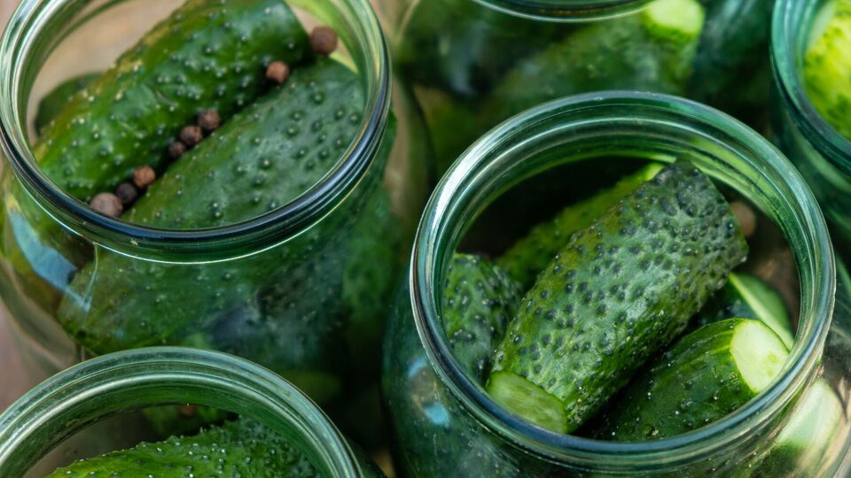 Банки з огірками накрийте ковдрою, перекинувши кришками донизу. Залиште на кілька днів