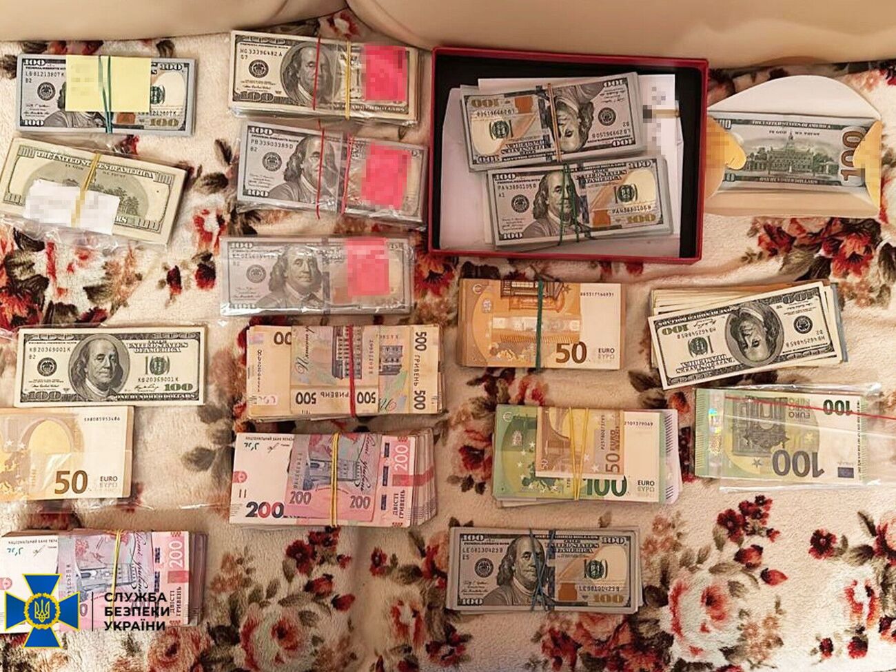 К коррупционной схеме фигурант, вероятно, привлек нескольких таможенных брокеров из Ивано-Франковской и Закарпатской таможен