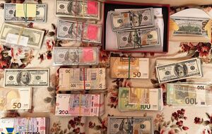 К коррупционной схеме фигурант, вероятно, привлек нескольких таможенных брокеров из Ивано-Франковской и Закарпатской таможен