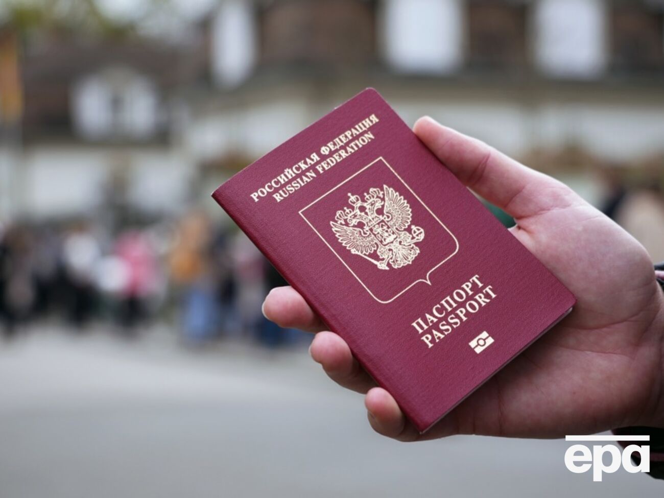 Россияне активно раздают паспорта детям на оккупированных территориях