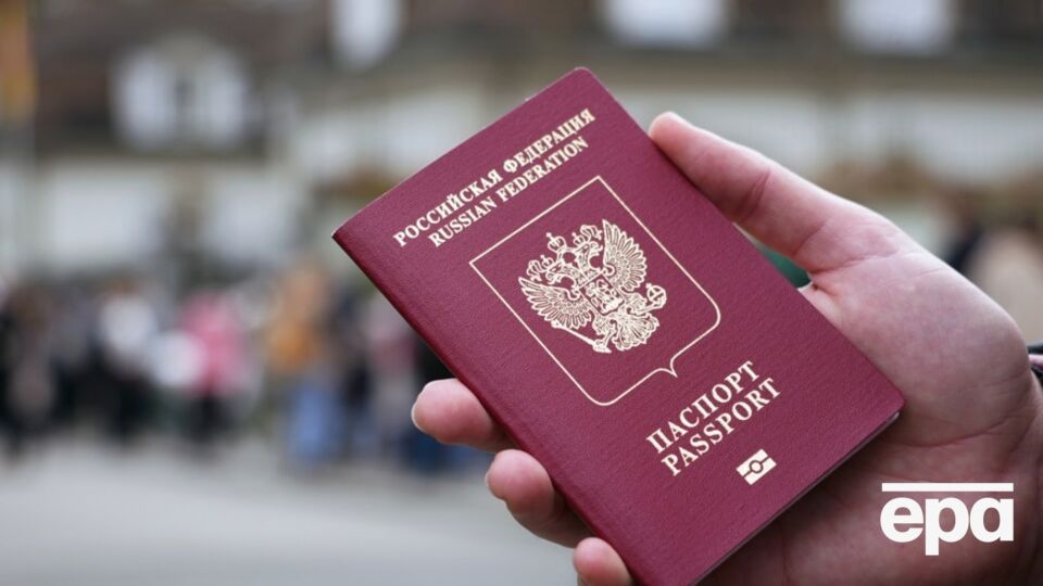Росіяни активно роздають паспорти дітям на окупованих територіях