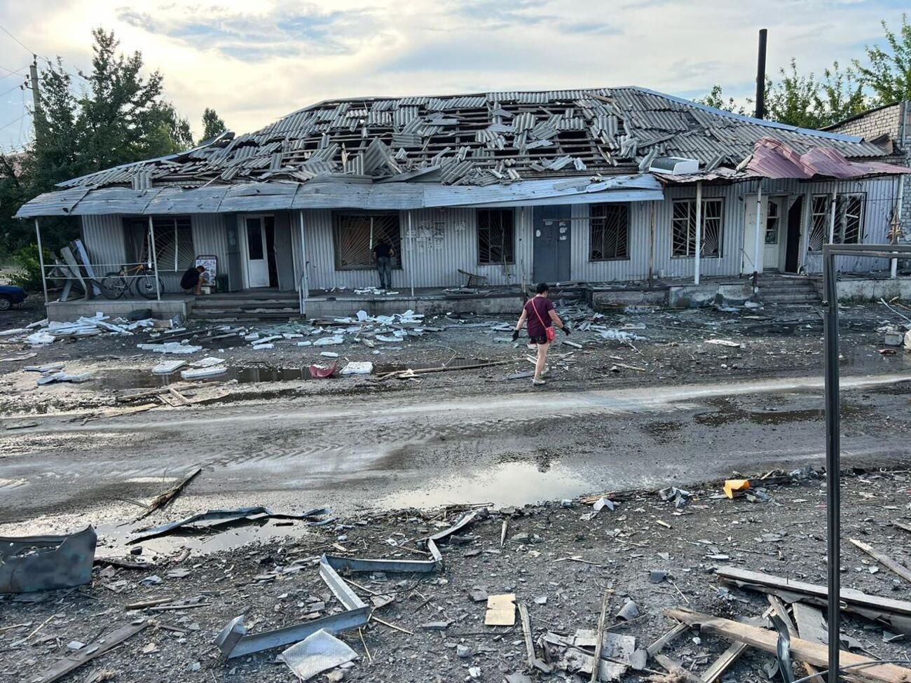 В результате обстрела в Лимане повреждены три магазина, инфраструктурный объект и частный дом