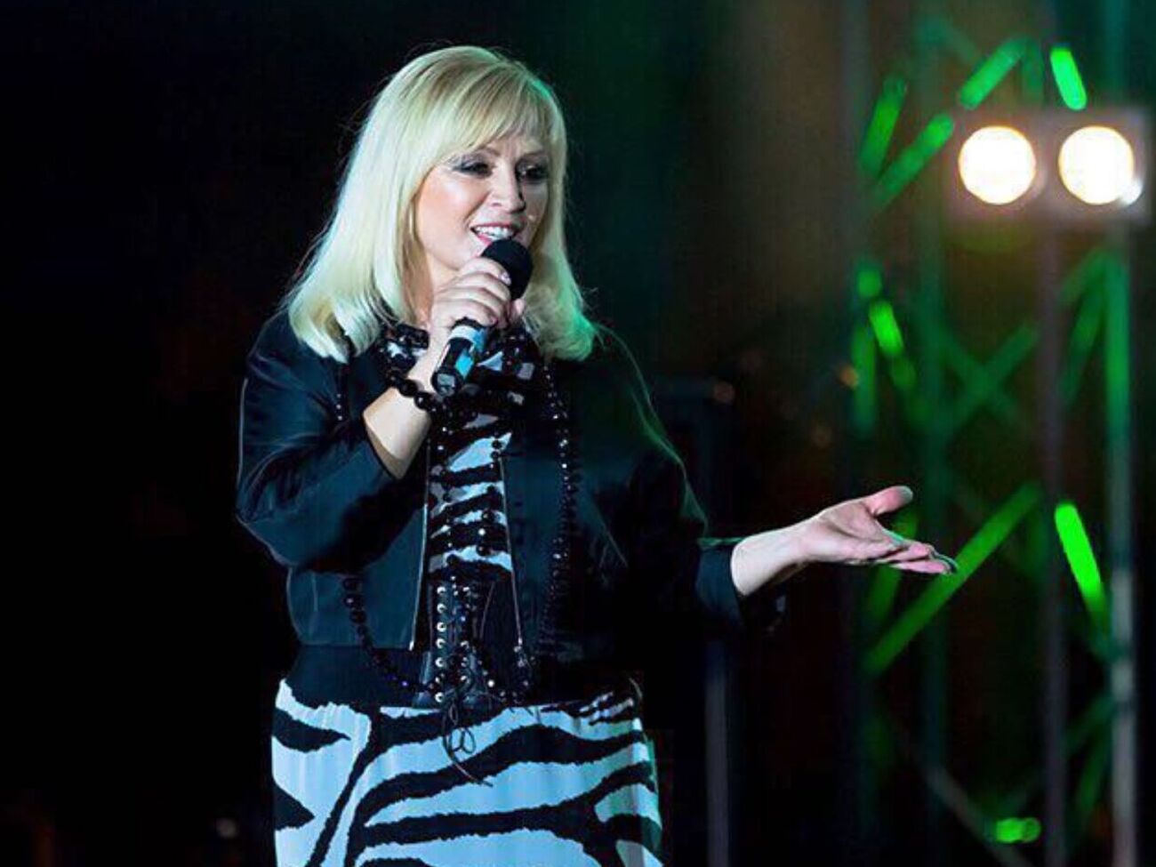 Ауріка Ротару: Я завжди багато гуляю, ходжу пішки багато, їжджу на велосипеді, копаюся в землі, доглядаю за квітами, ну і все