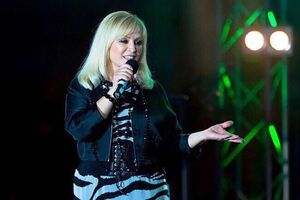 Ауріка Ротару: Я завжди багато гуляю, ходжу пішки багато, їжджу на велосипеді, копаюся в землі, доглядаю за квітами, ну і все