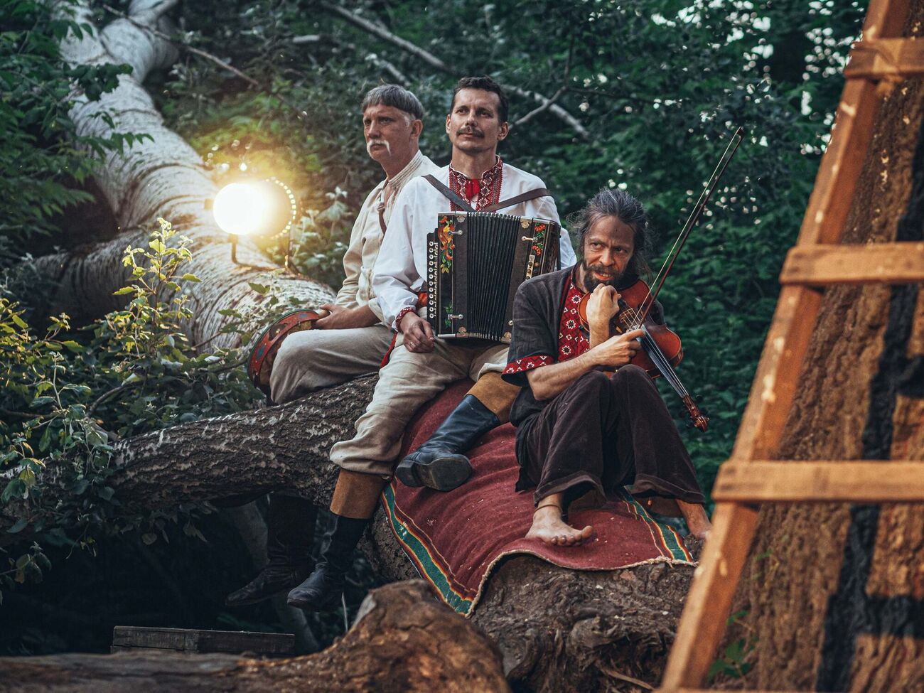 У Ленока (у центрі) залишилися дружина й двоє дітей