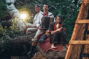 У Ленока (у центрі) залишилися дружина й двоє дітей