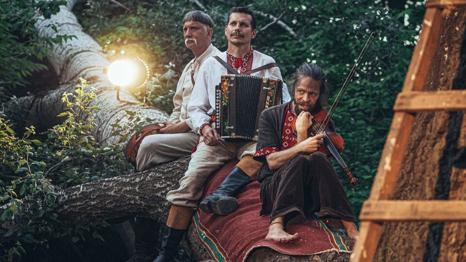 У Ленока (в центре) остались жена и двое детей