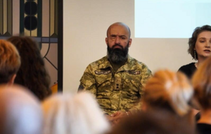 Сейчас у нас усталая армия. Закон о мобилизации не решает вопроса замены войска. И теперь планируется какому-то количеству людей разрешить не воевать за деньги