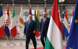 Мишель выразил свое несогласие с заявлением Орбана о том, что ЕС якобы проводит "провоенную политику"