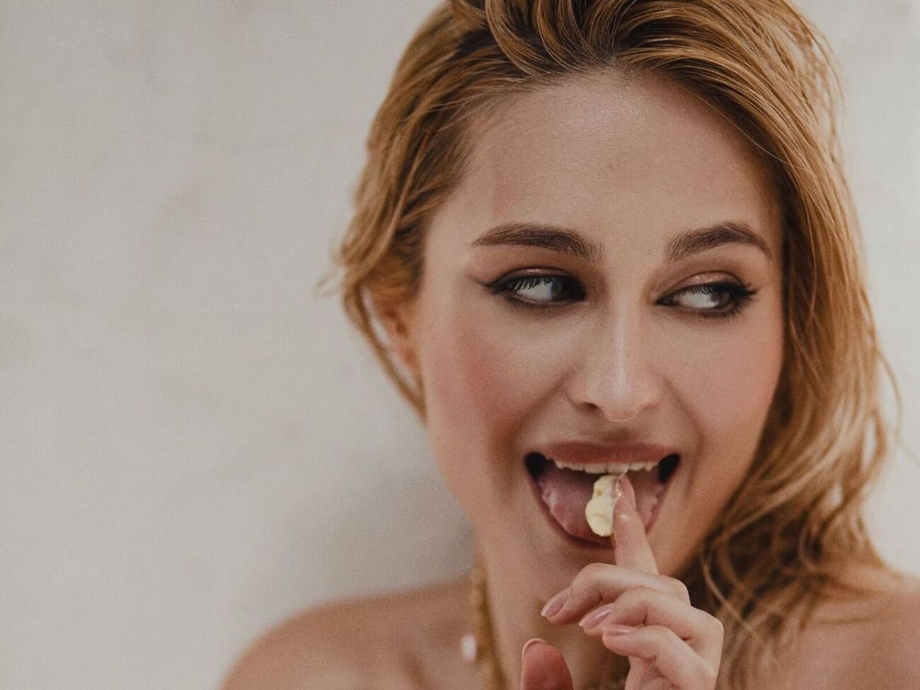 За словами Цимбалару, вона отруїлася після того, як з'їла бутерброд із лососем