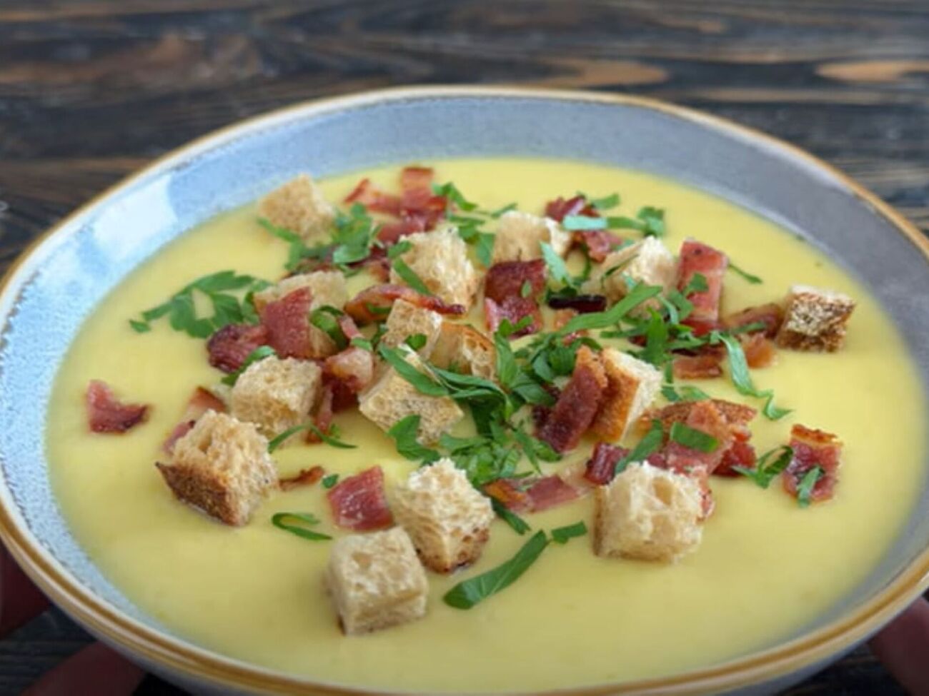 Крем-суп подавайте із сухариками, обсмаженим беконом та петрушкою