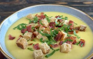 Крем-суп подавайте із сухариками, обсмаженим беконом та петрушкою