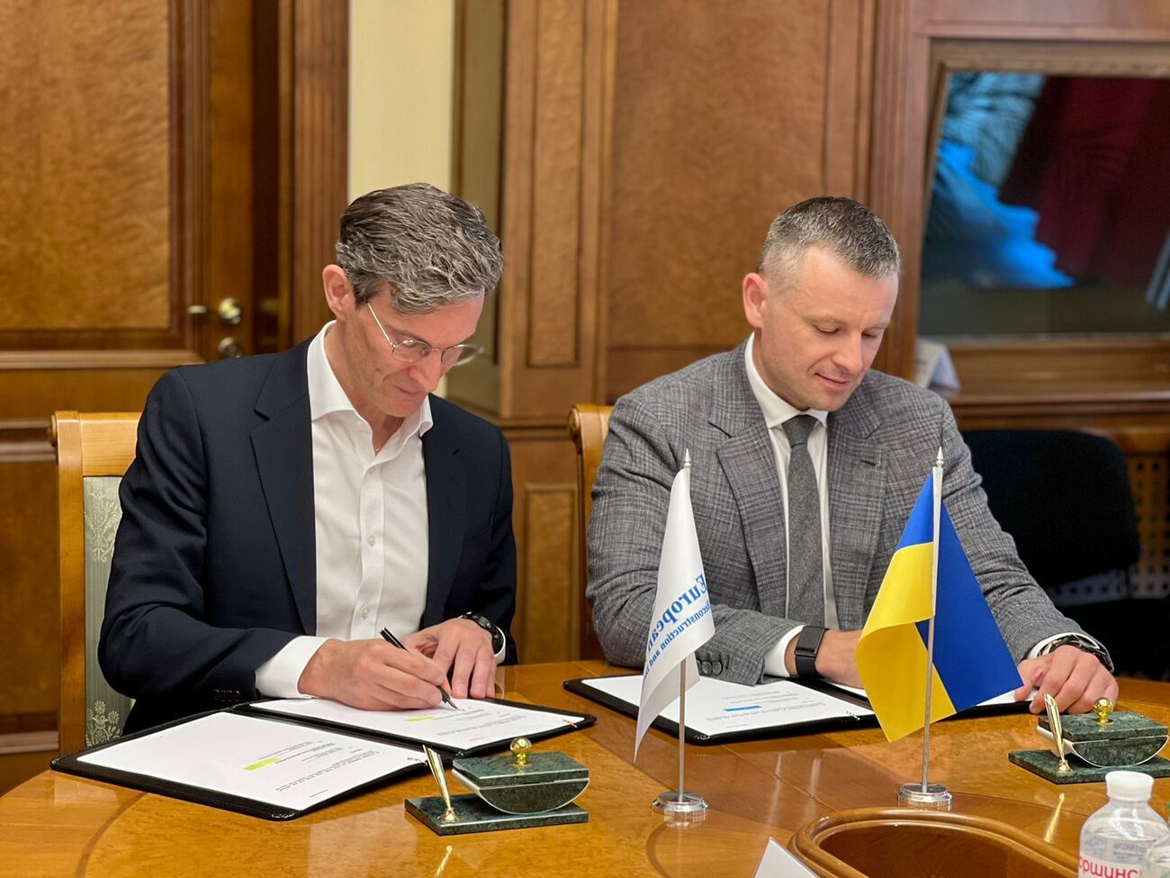 Договір гарантії підписали керівний директор ЄБРР у справах України та Молдови Арвід Тюркнер і міністр фінансів України Сергій Марченко