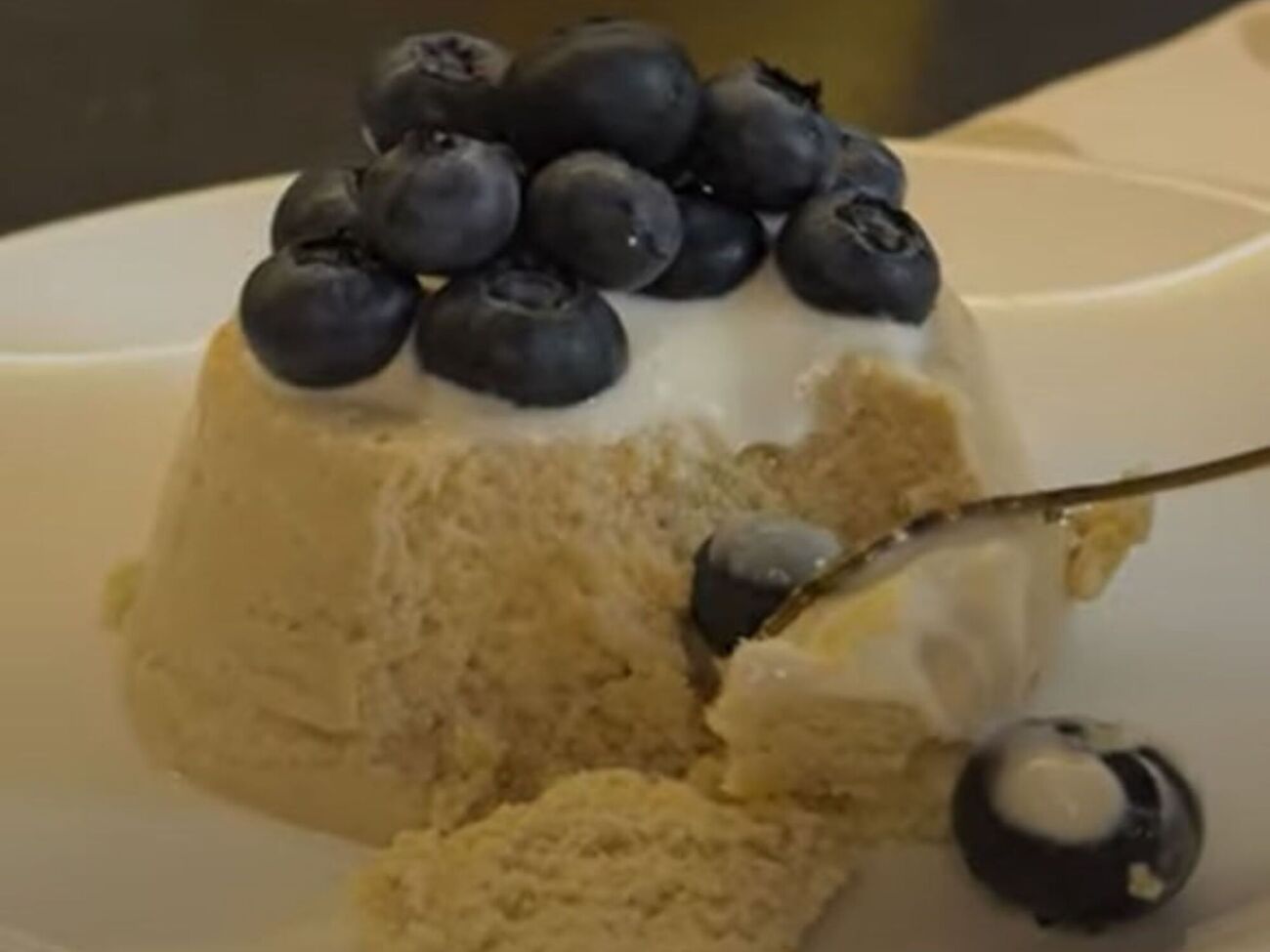 Перед подаванням прикрасьте десерт ягодами