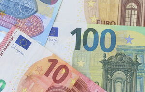 Курс евро впервые пересек отметку в 45 грн