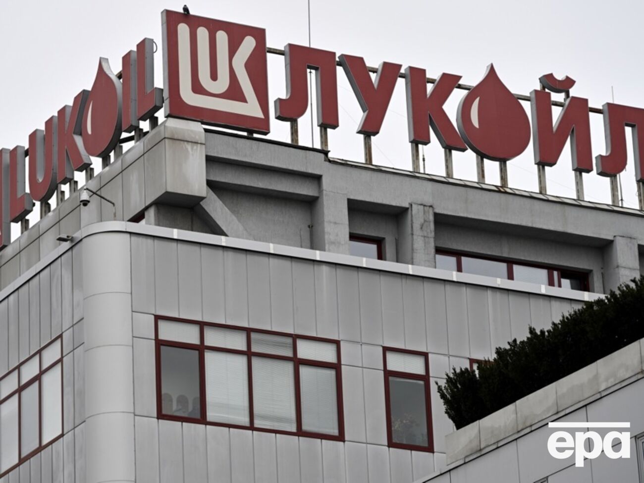 Російська нафта "Лукойлу" більше не потрапляє в Угорщину через санкції України