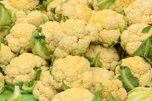 Защитить капусту от солнца можно с помощью ее собственных листьев