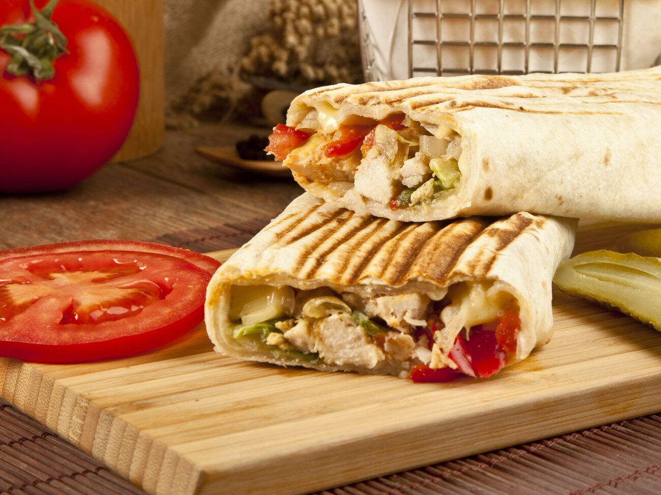 Лаваш с начинкой готовится очень быстро