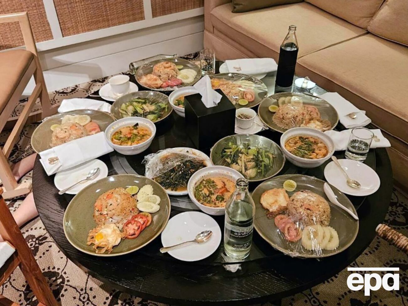 По данным полиции, заказчик еды в номер "выглядел напряженным"